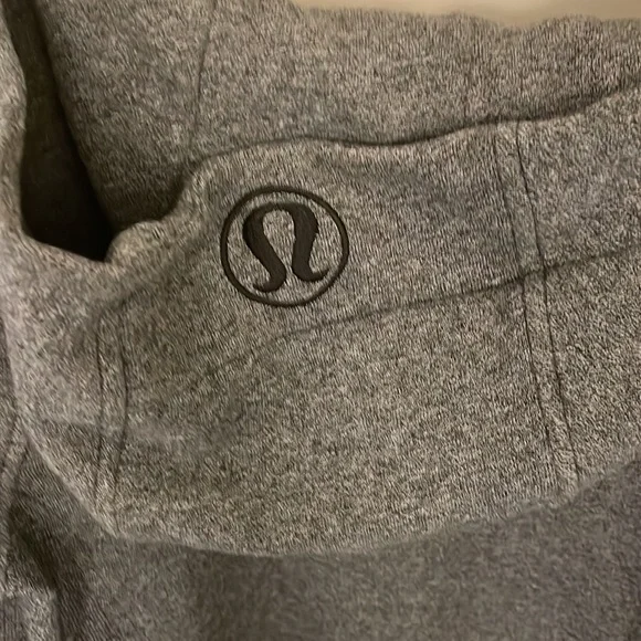 Lululemon Scuba gray full zip Great condition. Womens size 6 - Picture 9 of 9